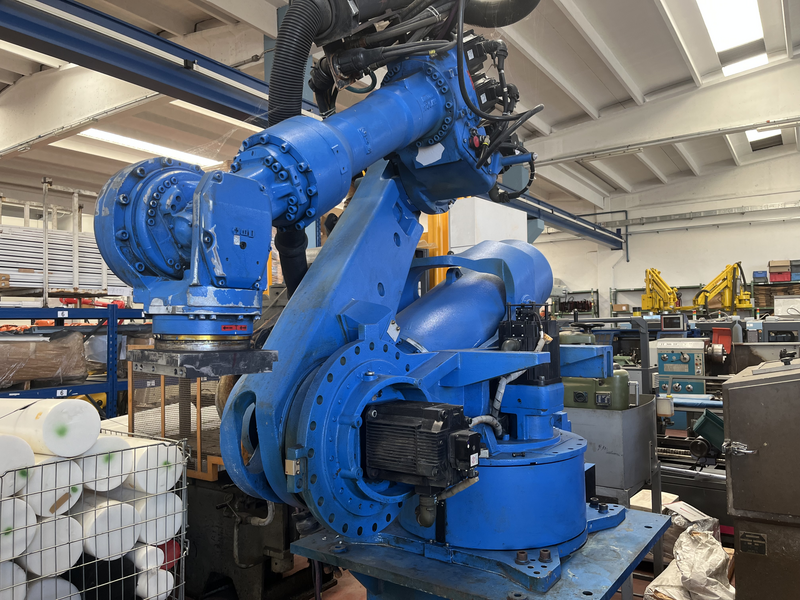 ROBOT ANTROPOMORFO YR-ES200RN-A00 ;ASSI:6 ;SBRACCIO:3000 MM ;PORTATA AL POLSO:200 KG ;PREDISPOSIZIONE:PUNTATURA ;ANNO DI COSTRUZIONE:2007 ;COMPLETO DI:CAVI DI ALIMENTAZIONE;QUADRO ELETTRICO TIPO:NX100 -TASTIERINO DI PROGRAMMAZIONE ROBOT TESTATO FUNZIONANTE CON POSSIBILITA DI POTERLO RICONDIZIONARE(INTERVENTI:VERNICIATURA,SOSTITUZIONE OLII RIDUTTORI E BATTERIE A TAMPONE) YR-ES200RN-A00