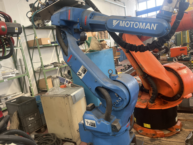 ROBOT ANTROPOMORFO YR-UP6-A00 ASSI:6 SBRACCIO:1373 MM PORTATA AL POLSO:6 KG PREDISPOSIZIONE:MANIPOLAZIONE ANNO DI COSTRUZIONE:2003 COMPLETO DI:CAVI DI ALIMENTAZIONE-QUADRO ELETTRICO MODELLO:XRC-TASTIERINO DI PROGRAMMAZIONE ROBOT TESTATO FUNZIONANTE CON POSSIBILITA DI POTERLO RICONDIZIONARE(INTERVENTI:VERNICIATURA,SOSTITUZIONE OLII RIDUTTORI E BATTERIE A TAMPONE) YR-UP6-A00