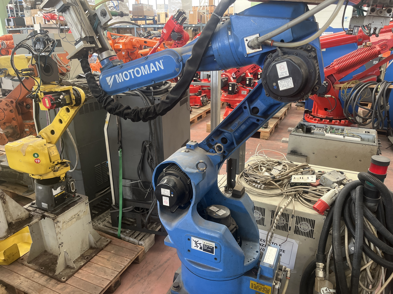 ROBOT ANTROPOMORFO YR-UP6-A00 ASSI:6 SBRACCIO:1373 MM PORTATA AL POLSO:6 KG PREDISPOSIZIONE:MANIPOLAZIONE ANNO DI COSTRUZIONE:2003 COMPLETO DI:CAVI DI ALIMENTAZIONE-QUADRO ELETTRICO MODELLO:XRC-TASTIERINO DI PROGRAMMAZIONE ROBOT TESTATO FUNZIONANTE CON POSSIBILITA DI POTERLO RICONDIZIONARE(INTERVENTI:VERNICIATURA,SOSTITUZIONE OLII RIDUTTORI E BATTERIE A TAMPONE)