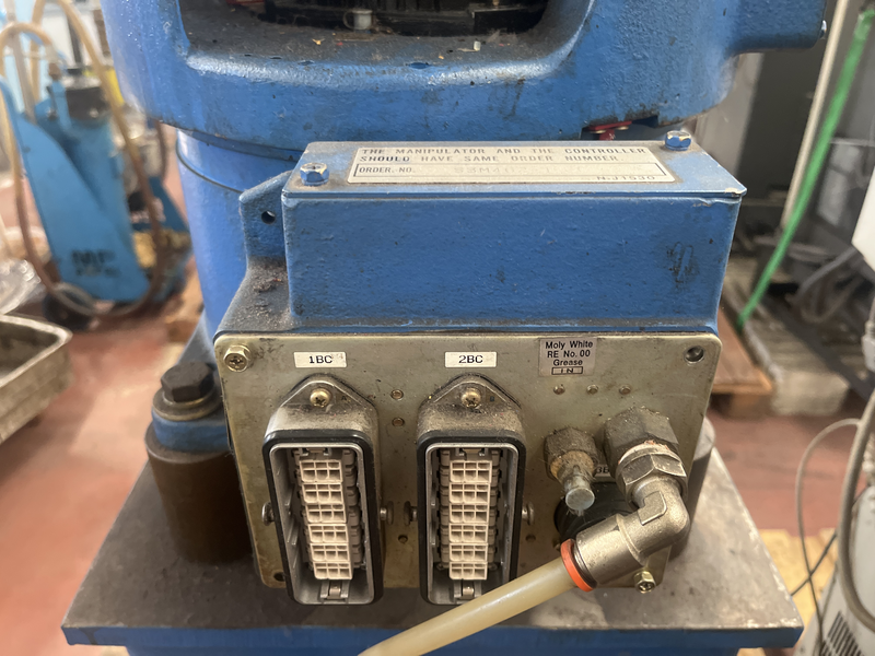 ROBOT ANTROPOMORFO YR-UP6-A00 ASSI:6 SBRACCIO:1373 MM PORTATA AL POLSO:6 KG PREDISPOSIZIONE:MANIPOLAZIONE ANNO DI COSTRUZIONE:2003 COMPLETO DI:CAVI DI ALIMENTAZIONE-QUADRO ELETTRICO MODELLO:XRC-TASTIERINO DI PROGRAMMAZIONE ROBOT TESTATO FUNZIONANTE CON POSSIBILITA DI POTERLO RICONDIZIONARE(INTERVENTI:VERNICIATURA,SOSTITUZIONE OLII RIDUTTORI E BATTERIE A TAMPONE)