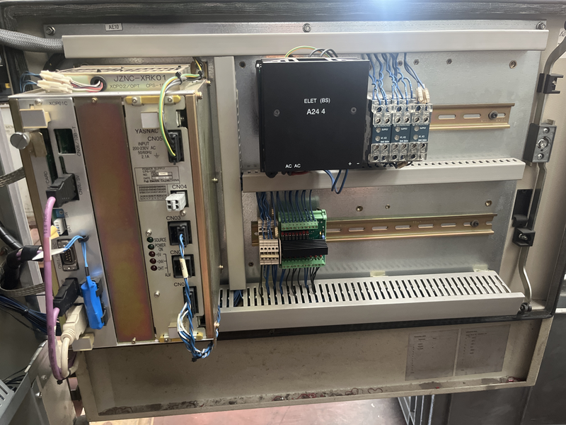 ROBOT ANTROPOMORFO YR-UP6-A00 ASSI:6 SBRACCIO:1373 MM PORTATA AL POLSO:6 KG PREDISPOSIZIONE:MANIPOLAZIONE ANNO DI COSTRUZIONE:2003 COMPLETO DI:CAVI DI ALIMENTAZIONE-QUADRO ELETTRICO MODELLO:XRC-TASTIERINO DI PROGRAMMAZIONE ROBOT TESTATO FUNZIONANTE CON POSSIBILITA DI POTERLO RICONDIZIONARE(INTERVENTI:VERNICIATURA,SOSTITUZIONE OLII RIDUTTORI E BATTERIE A TAMPONE)