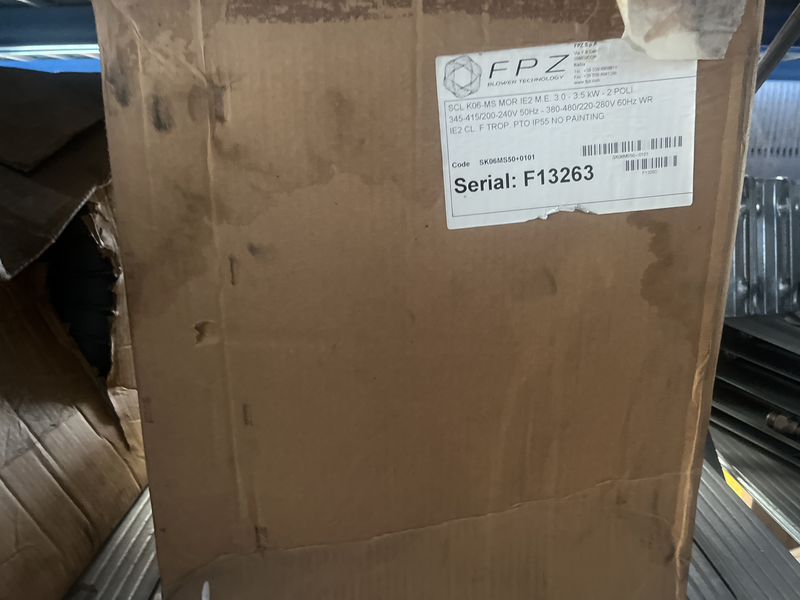 Dotato di un motore da 4 HP (3 kW), funziona a 460 V e 60 Hz, assorbendo 5,53 A con una velocità di rotazione di 3530 giri/min scl k06-ms mor ie2 m.e. 3.0-3.5 kw-2poli