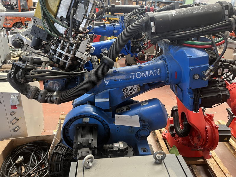 ROBOT ANTROPOMORFO YR-UP130-A00 ;ASSI:6 ;SBRACCIO:2650 MM ;PORTATA AL POLSO:130 KG ;PREDISPOSIZIONE:PUNTATURA ;ANNO DI COSTRUZIONE:2001 ;COMPLETO DI:CAVI DI ALIMENTAZIONE;QUADRO ELETTRICO TIPO:XRC-TASTIERINO DI PROGRAMMAZIONE ROBOT TESTATO FUNZIONANTE CON POSSIBILITA DI POTERLO RICONDIZIONARE(INTERVENTI:VERNICIATURA,SOSTITUZIONE OLII RIDUTTORI E BATTERIE A TAMPONE) yr-up130-a00