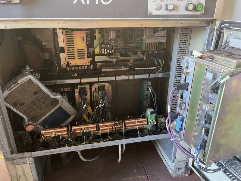 ROBOT ANTROPOMORFO YR-UP130-A00 ;ASSI:6 ;SBRACCIO:2650 MM ;PORTATA AL POLSO:130 KG ;PREDISPOSIZIONE:PUNTATURA ;ANNO DI COSTRUZIONE:2001 ;COMPLETO DI:CAVI DI ALIMENTAZIONE;QUADRO ELETTRICO TIPO:XRC-TASTIERINO DI PROGRAMMAZIONE ROBOT TESTATO FUNZIONANTE CON POSSIBILITA DI POTERLO RICONDIZIONARE(INTERVENTI:VERNICIATURA,SOSTITUZIONE OLII RIDUTTORI E BATTERIE A TAMPONE)