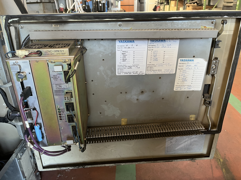 ROBOT ANTROPOMORFO YR-UP130-A00 ;ASSI:6 ;SBRACCIO:2650 MM ;PORTATA AL POLSO:130 KG ;PREDISPOSIZIONE:PUNTATURA ;ANNO DI COSTRUZIONE:2001 ;COMPLETO DI:CAVI DI ALIMENTAZIONE;QUADRO ELETTRICO TIPO:XRC-TASTIERINO DI PROGRAMMAZIONE ROBOT TESTATO FUNZIONANTE CON POSSIBILITA DI POTERLO RICONDIZIONARE(INTERVENTI:VERNICIATURA,SOSTITUZIONE OLII RIDUTTORI E BATTERIE A TAMPONE)
